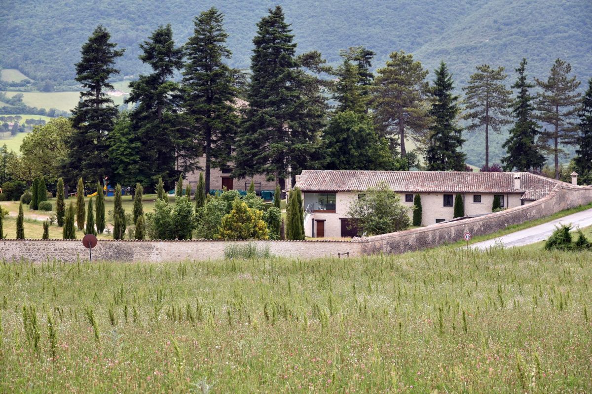 Situato nel parco dei Monti Sibillini, il complesso comprende stanze confortevoli e spazi per attività educative.