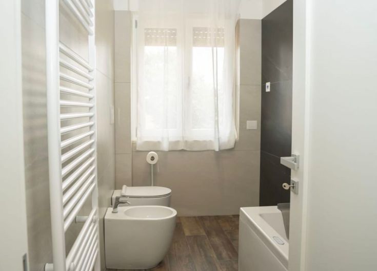 Une salle de bain spacieuse et lumineuse, caractérisée par des éléments simples et une atmosphère tranquille.