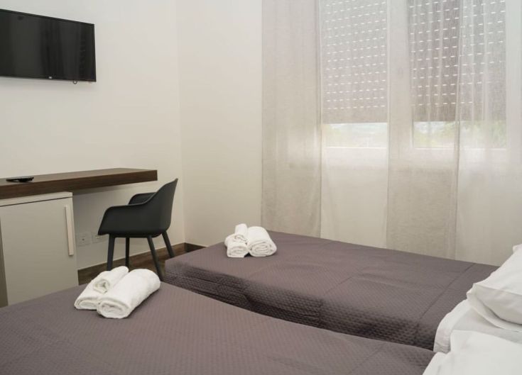 Chambre double confortable, bien aménagée, offrant une atmosphère sereine pour un séjour pur et relaxant.