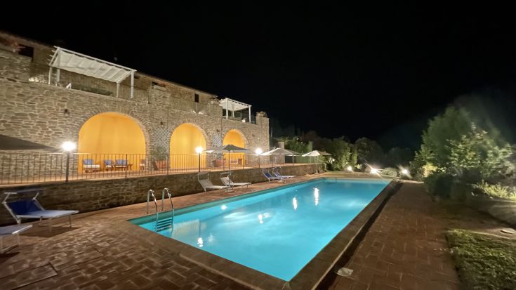 A villa in Umbria with a pool, overlooking Lake Trasimeno, perfect for a peaceful stay.