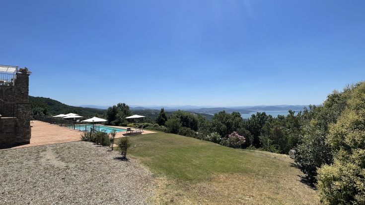 Panoramic view of Lake Trasimeno, surrounded by nature in a peaceful environment.