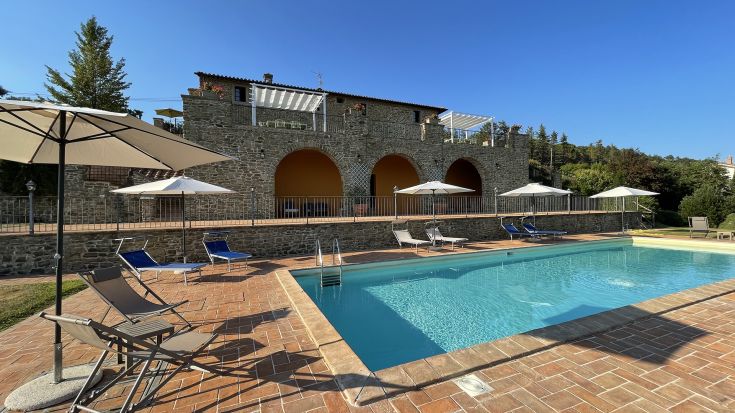 A charming Umbrian villa surrounded by greenery, featuring a swimming pool. Perfect for relaxation and exploring local attractions.