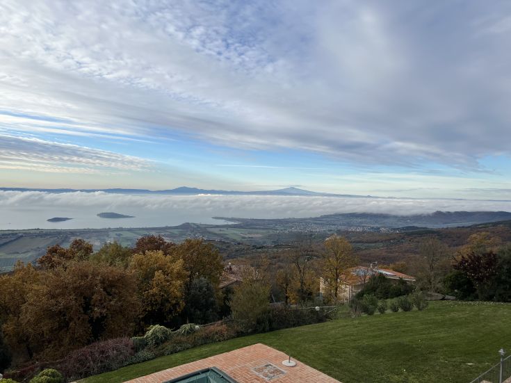 Serene scene of the Umbrian countryside surrounding Lake Trasimeno, immersed in a natural and peaceful atmosphere.