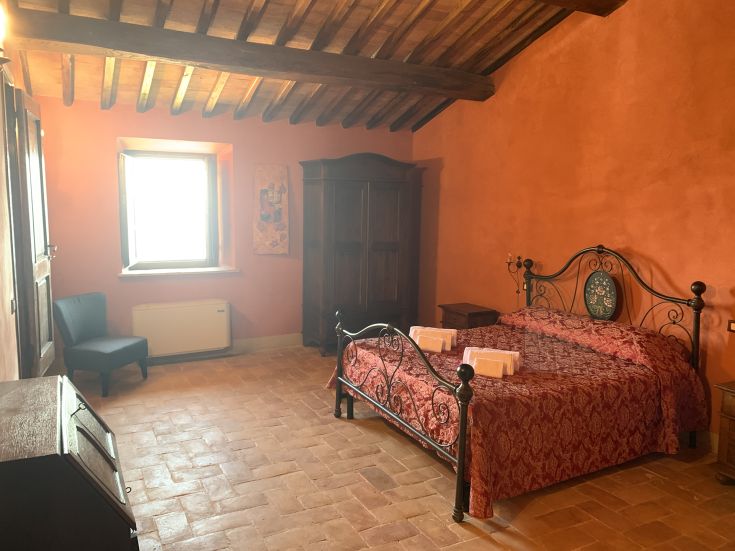 Simple room in a villa with a view of Lake Trasimeno, perfect for relaxation.