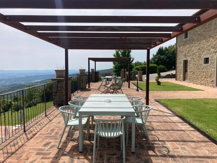 View of the Umbrian countryside, a peaceful and natural setting perfect for relaxation.