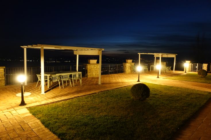 Night view of Villa Gosparini, surrounded by greenery, overlooking the lake.