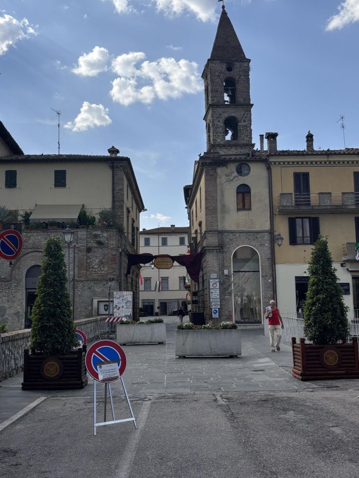 Un panorama del centro storico con un campanile e un ingresso ornato. Atmosfera accogliente.