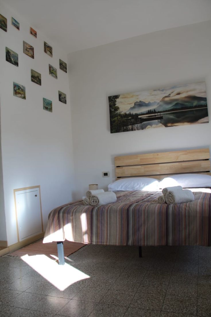 Camera luminosa e spaziosa, arredata con letti comodi e decorazioni semplici.