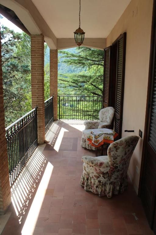 Spacieuse terrasse d'une villa entourée par la campagne, idéale pour des moments de détente en plein air.