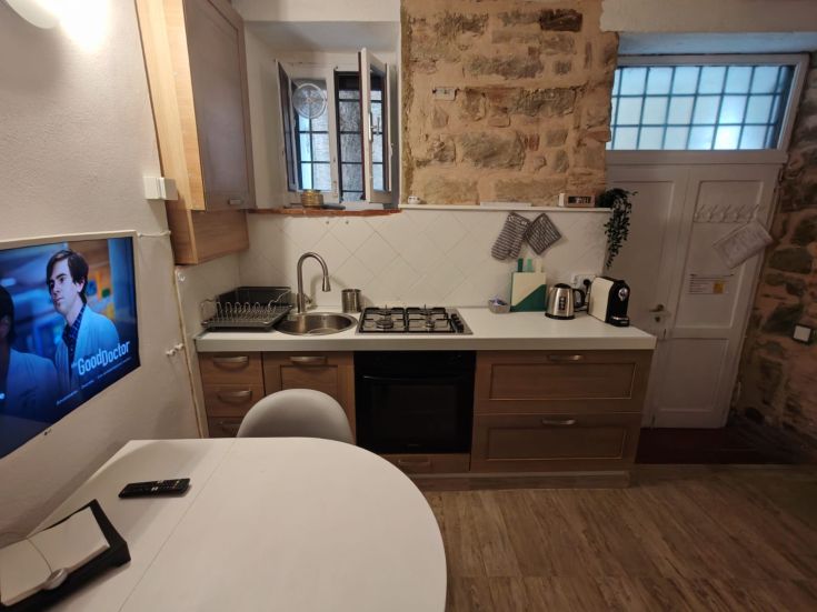 Spacious kitchen with modern elements and a few traditional touches, perfect for convivial moments.