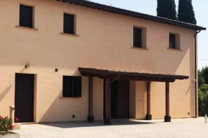 Renoviertes Bauernhaus mit Steinfassade, die eine komfortable und ruhige Umgebung schafft.