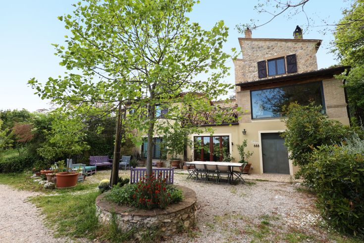 L'établissement dispose d'une piscine extérieure, d'espaces de détente et d'un jardin serein, idéal pour des vacances reposantes.