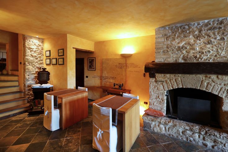 Intérieur d'un palais avec des détails simples et des meubles confortables, idéal pour des moments de détente.