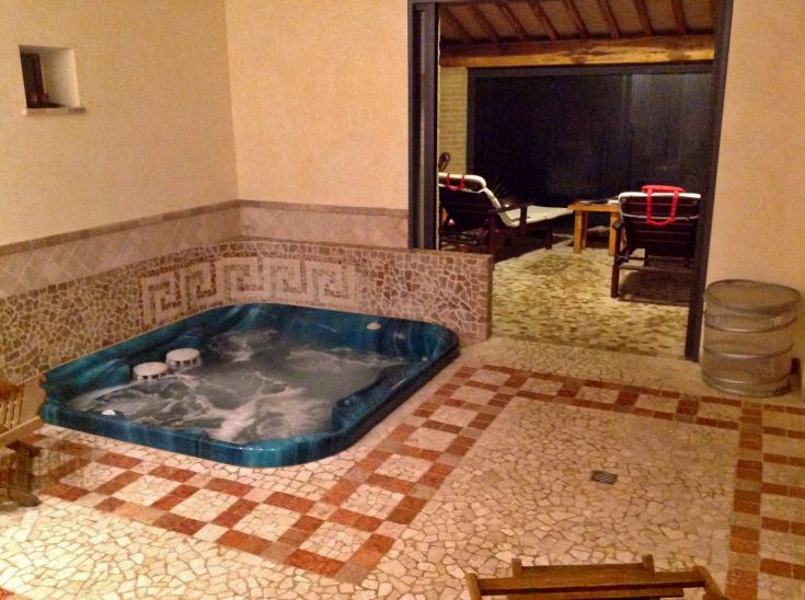 Un coin confortable avec un jacuzzi, parfait pour un moment de détente et de récupération.