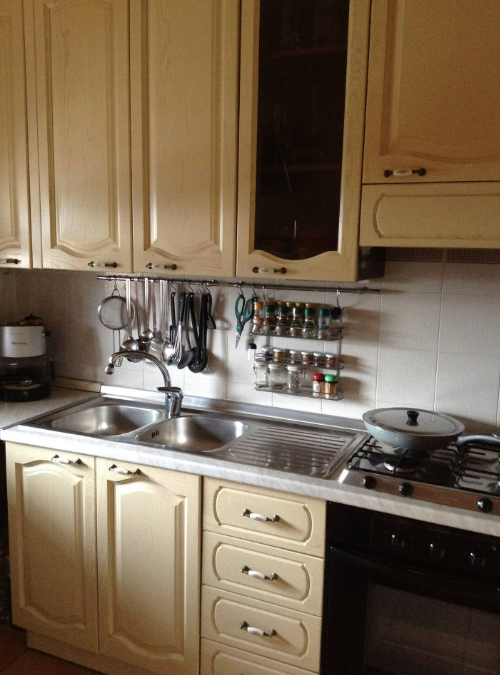 Cucina semplice e ospitale, dotata delle attrezzature necessarie per gli ospiti.