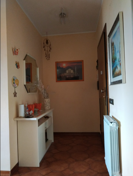 Un corridoio arredato in modo semplice, con alcune decorazioni che ne arricchiscono l'atmosfera.