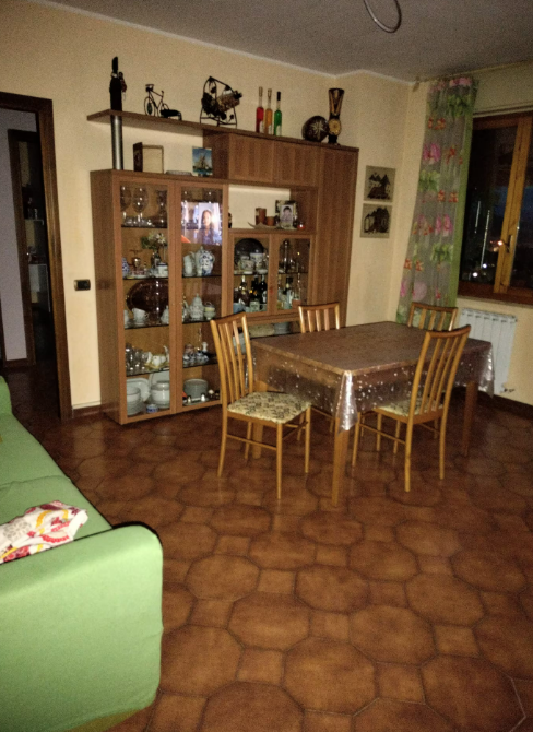 Ambiente familiare con tavolo da pranzo e angolo cottura. Spazio adatto per momenti di condivisione.