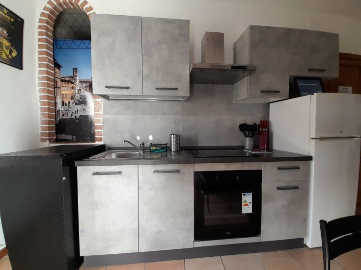 Cuisine équipée avec des éléments modernes dans un appartement récemment rénové.