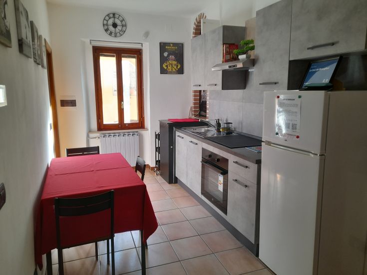 Cuisine moderne dans un appartement rénové, un endroit accueillant pour se détendre après les activités de la journée.