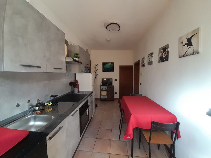 Cuisine fonctionnelle et lumineuse dans un appartement récemment rénové dans le Borgo Sant'Antonio.