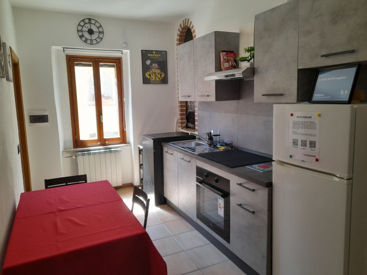 Cuisine moderne équipée dans un appartement rénové dans le quartier du Borgo Sant'Antonio à Pérouse.