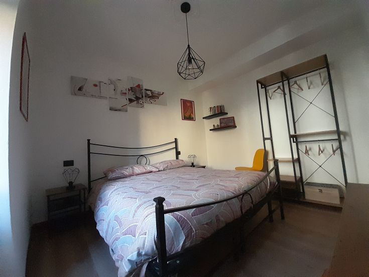 Appartement moderne au Borgo Sant'Antonio, caractérisé par un style industriel et doté de conforts essentiels.