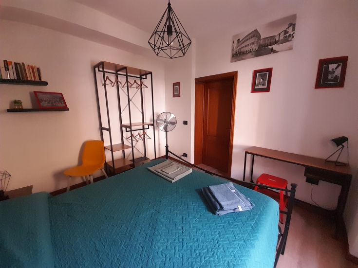 Chambre accueillante dans un appartement rénové à Pérouse, avec des meubles fonctionnels et une atmosphère chaleureuse.