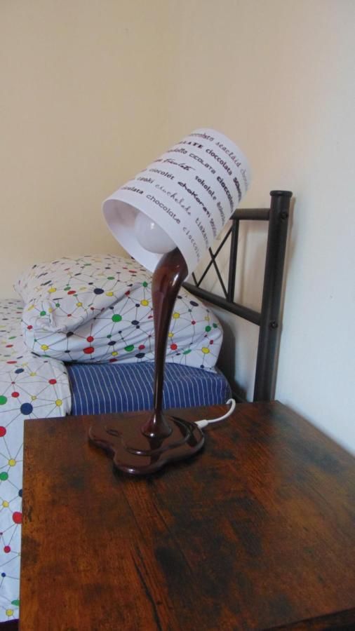 Lampe au design original avec un abat-jour en forme de chocolat, parfaite pour décorer la chambre.