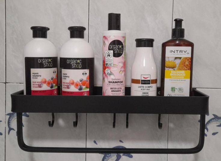 Une sélection de produits de soin du corps dans un support bien organisé. Pratique et ordonné dans la salle de bain.