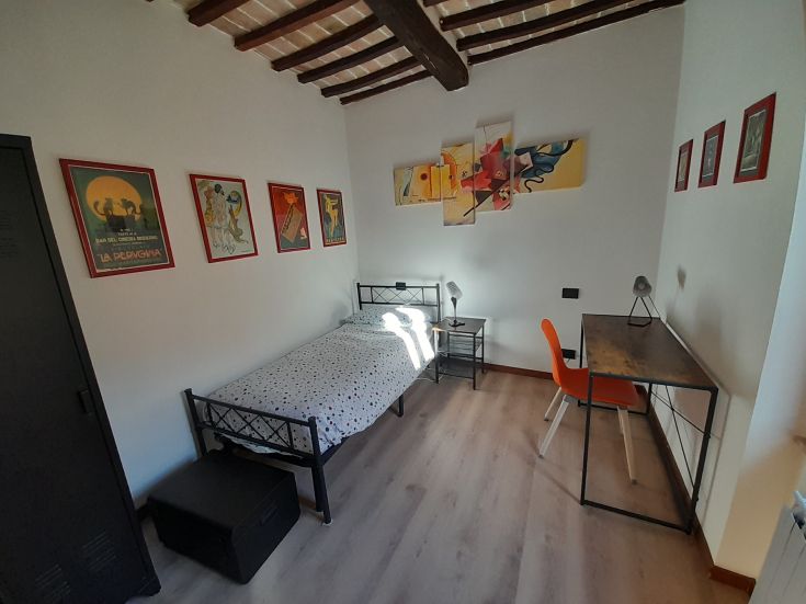 Chambre accueillante, rénovée avec des meubles vintage et équipée de conforts modernes.