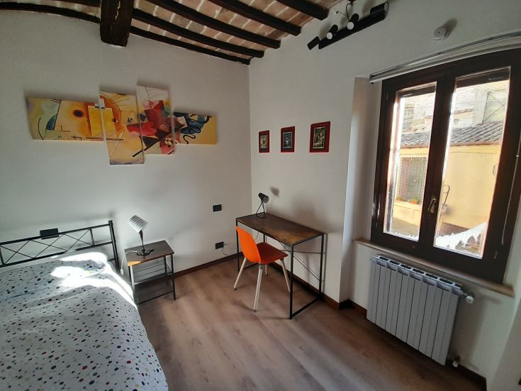 Appartement accueillant et bien aménagé, situé dans un quartier central, avec des espaces lumineux et fonctionnels.