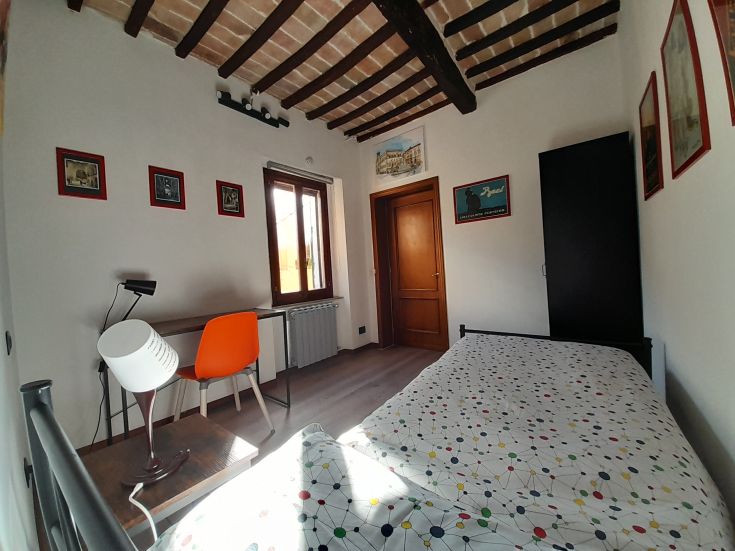 Chambre spacieuse et bien éclairée, dotée de meubles pratiques et modernes.