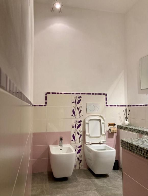 Bagno semplice e arredato con piastrelle e accessori in stile moderno.