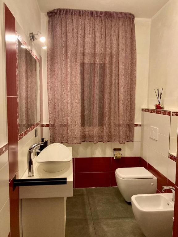 Bagno contemporaneo con rivestimenti in ceramica e illuminazione soffusa, progettato per il comfort e la funzionalità.