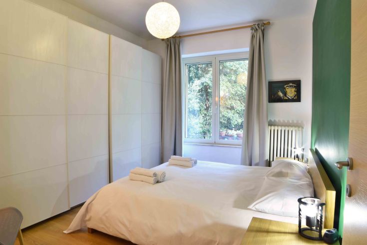 Chambre simple avec un lit double et vue sur le jardin. Parfait pour un séjour paisible.