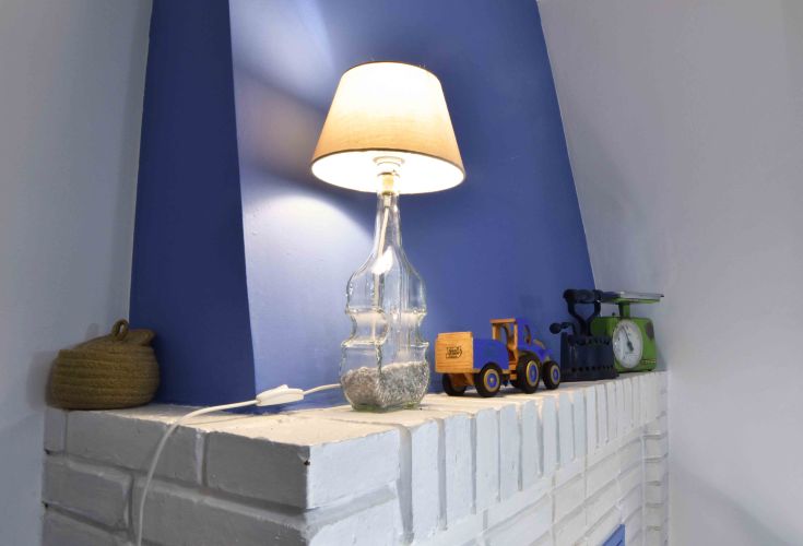 Un salon accueillant avec des décorations vintage et un éclairage tamisé, idéal pour des moments de détente.