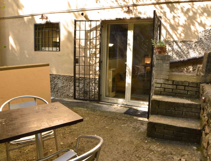 Appartement au rez-de-chaussée avec accès à un agréable espace extérieur.