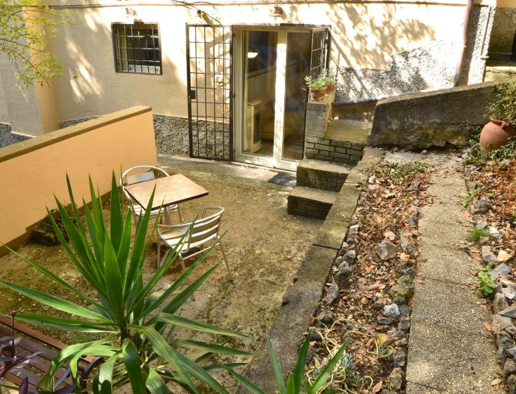 Appartement au rez-de-chaussée avec un jardin et une table extérieure, idéal pour des moments de détente en plein air.