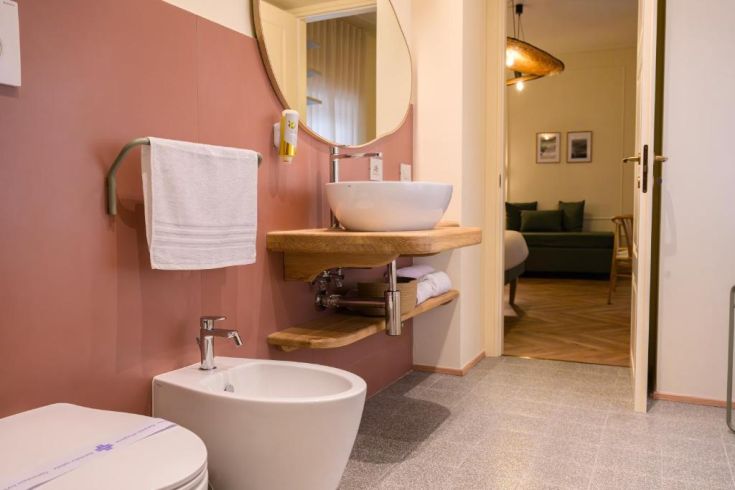 Salle de bain aménagée de manière pratique avec des éléments de design contemporain dans un espace sobre.