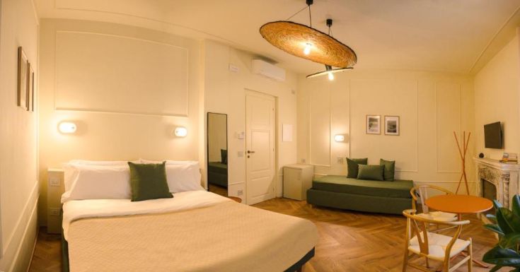 Chambre simple et confortable, idéale pour un agréable séjour en Ombrie. Décor fonctionnel et accueillant.