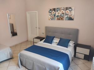 Ampi spazi con un letto matrimoniale, decorata con semplici quadri floreali e specchi. Luogo tranquillo per momenti di relax.