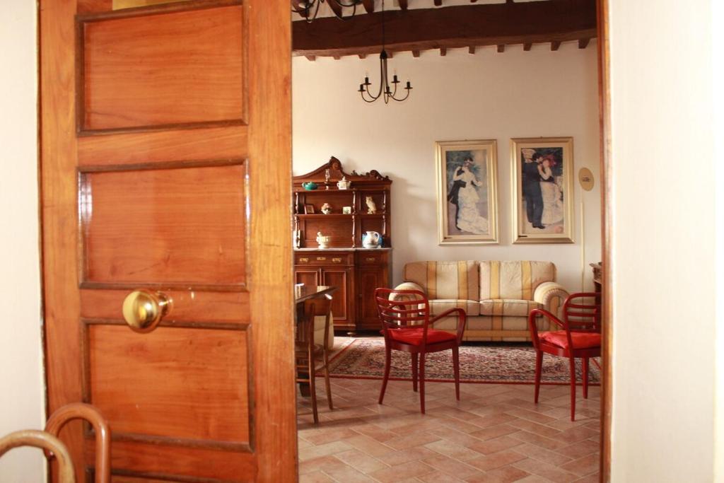 Salone con mobili di pregio 