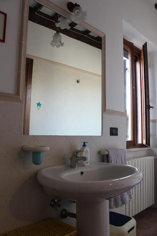 bathroom with window 