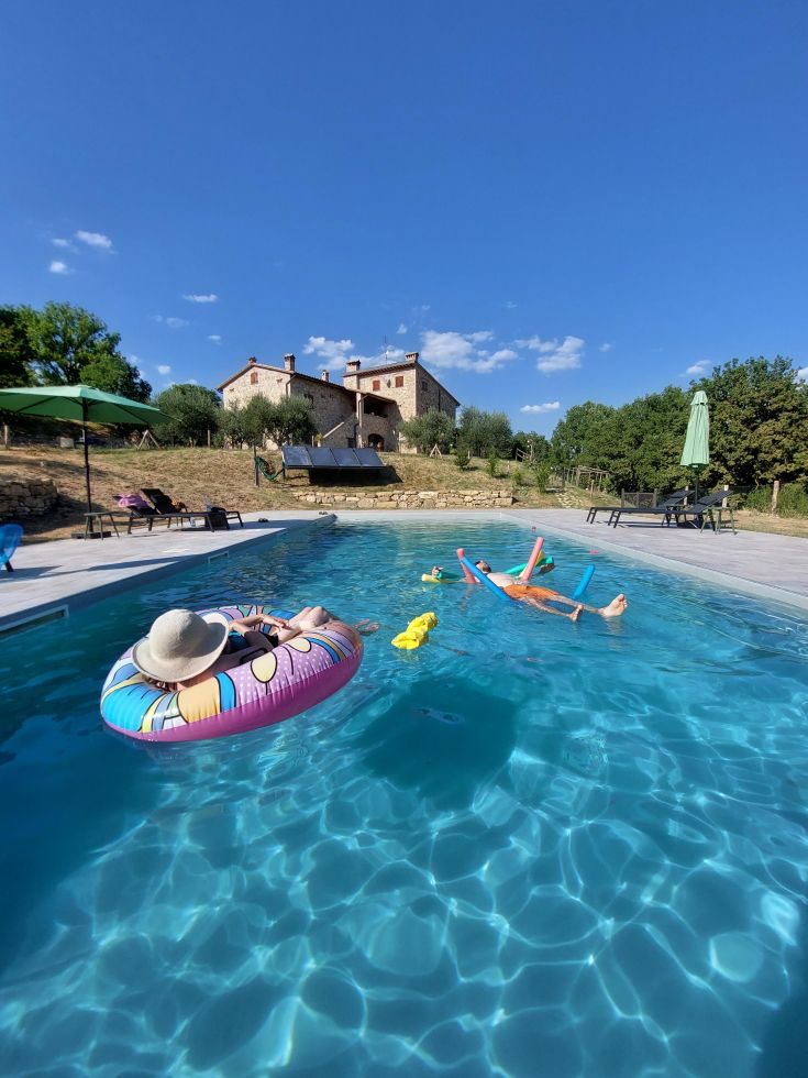 Momente der Entspannung am Pool, umgeben von Grün und der Ruhe der Natur.