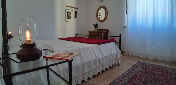 Gemütlicher Raum mit warmer Beleuchtung und Vintage-Dekorelementen. Perfekt für entspannende Momente.