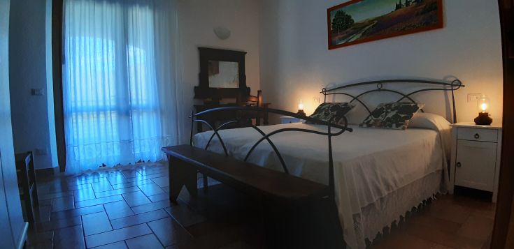 Ein einfaches und ruhiges Zimmer mit bequemen Betten und sanfter Beleuchtung, ideal für erholsamen Schlaf.