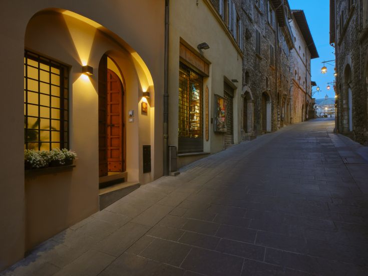 La nostra struttura é situata nel cuore pulsante di Assisi e rappresenta il perfetto connubio tra lusso moderno e fascino senza tempo.