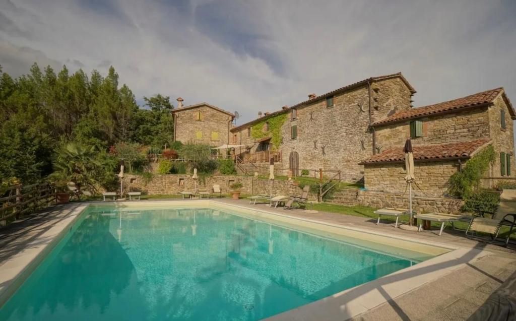 Eine von Natur umgebene Villa mit Pool und ruhigem Ausblick.