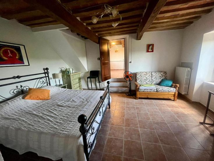 Bright room with a double bed and simple furnishings, perfect for a peaceful stay.