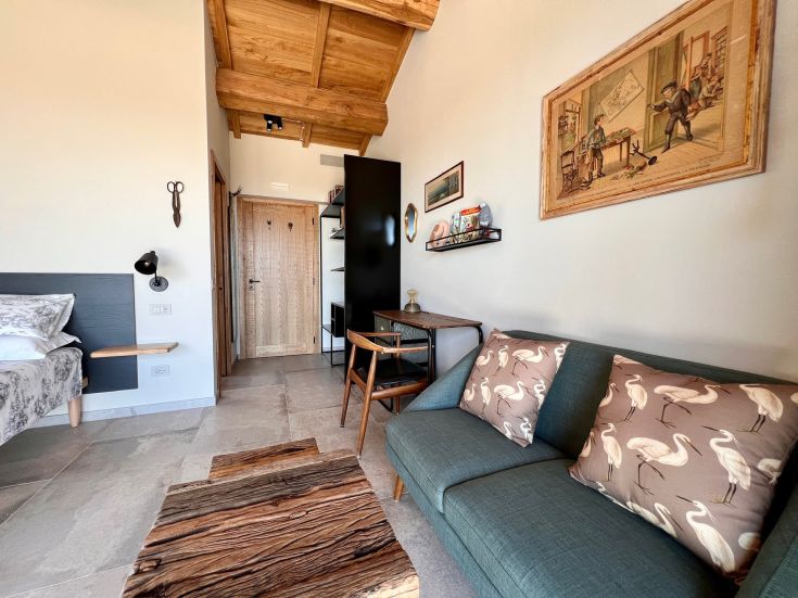 Interno di un casale umbro, con elementi rustici e comfort moderni per un soggiorno piacevole.